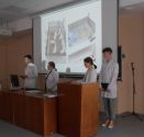 Студенты объясняют эксперимент на крысах