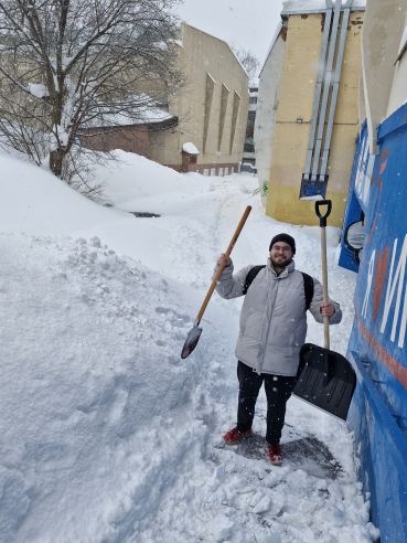 чистим снег в Университете