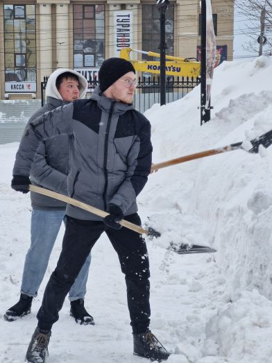 помогаем убирать снег у Александро Невского собора